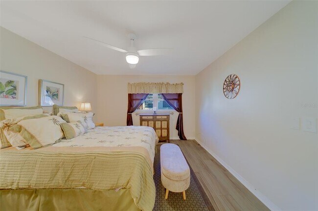 Building Photo - 13827 Mission Oaks Blvd