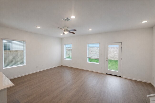 Building Photo - 2211 Salinas Dr