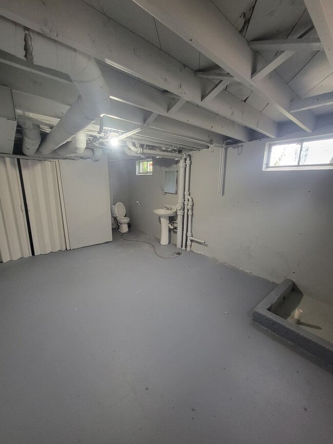 Building Photo - 2 Bedroom / 1.5 Bathroom House with Garage