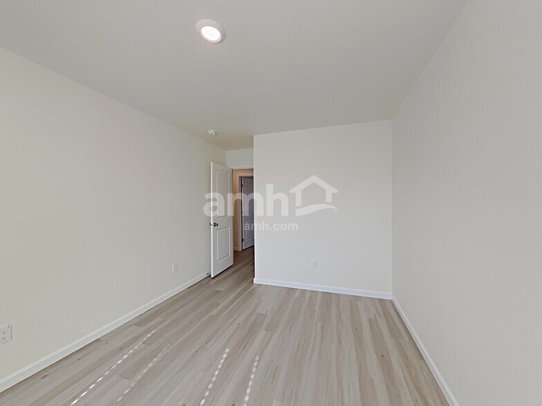 Building Photo - 1415 W 16th Ave