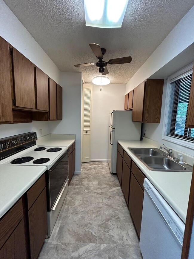 Building Photo - Black Mountain - Single Level Two Bedroom ...