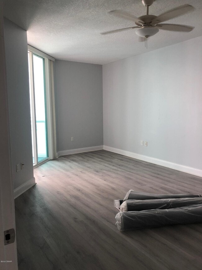 Building Photo - 231 Riverside Dr