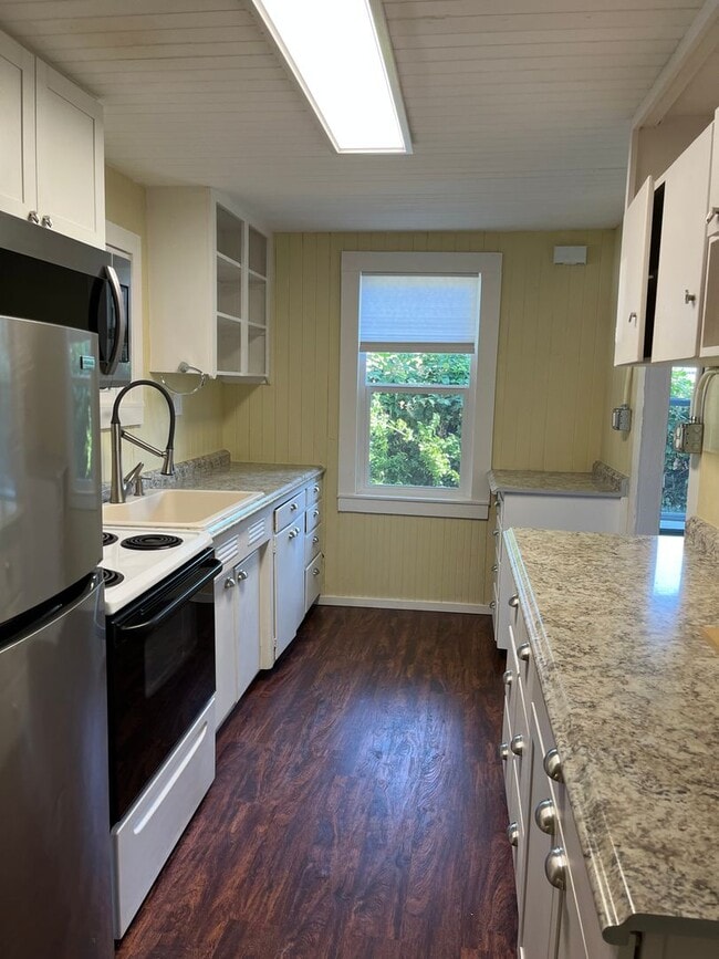 Building Photo - Cute and clean 2 Bedroom 1 Bathroom home in the heart of Roseburg.