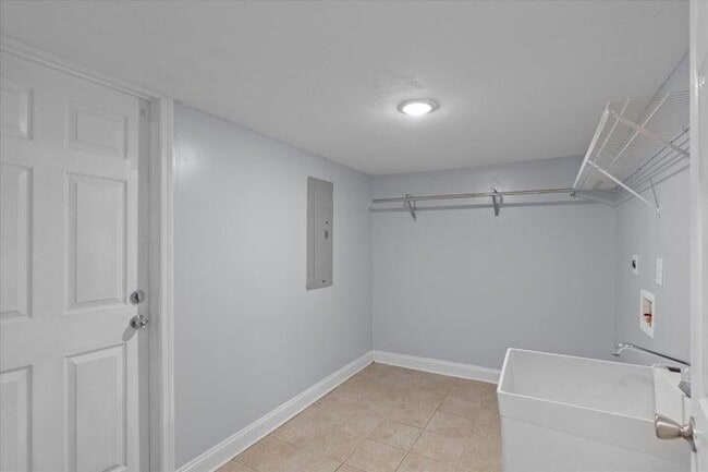 Building Photo - 175 Creekview Cir