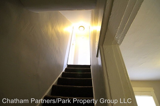 Building Photo - 321-323 Reeb Ave