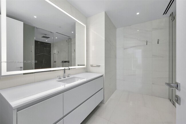 Building Photo - 300 Biscayne Blvd Way