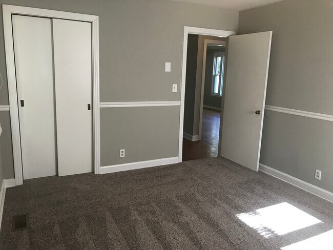 Building Photo - 3 Bedroom Pet Friendly Home For Rent!