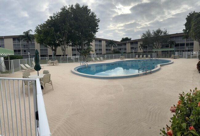 Building Photo - 700 Village Green Ct