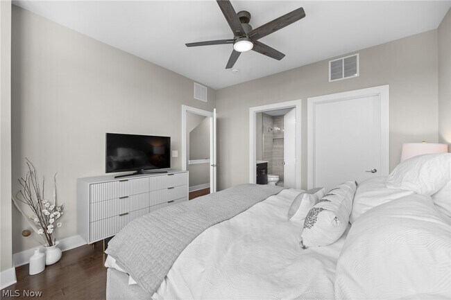 Building Photo - 1240 W 70th St