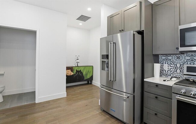 Building Photo - 1208 W Oltorf St