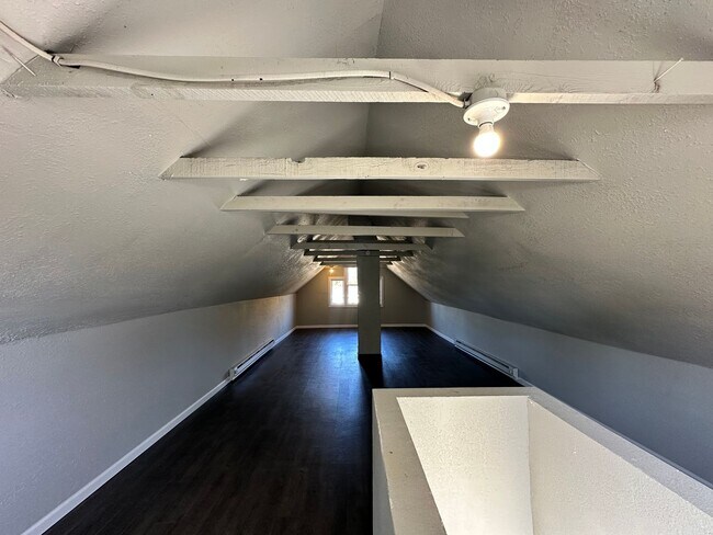 Building Photo - Five Bedroom House Available in Battle Creek