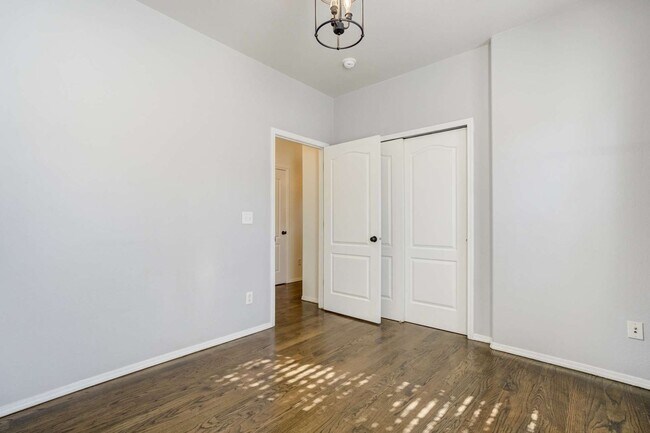 Building Photo - D20 5bdrm Home on Quiet Street in North Co...