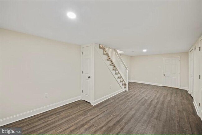 Building Photo - Available Now- Beautiful 3 Bedroom, 2 Bath...