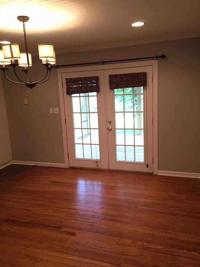 Building Photo - 1218 W White Oak Dr