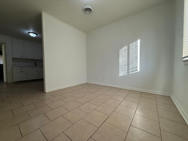 Building Photo - FOR RENT – 4 BEDROOM HOME AVAILABLE NOW