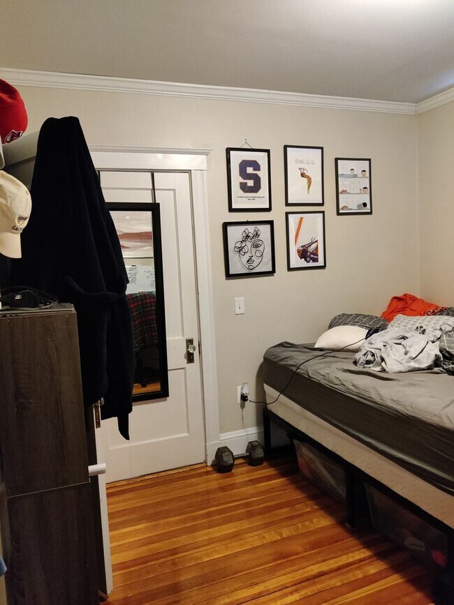 Building Photo - No brokers fee, Large Recently Renovated Unit, Free Laundry, Parking Included, Stainless Steel Ap...