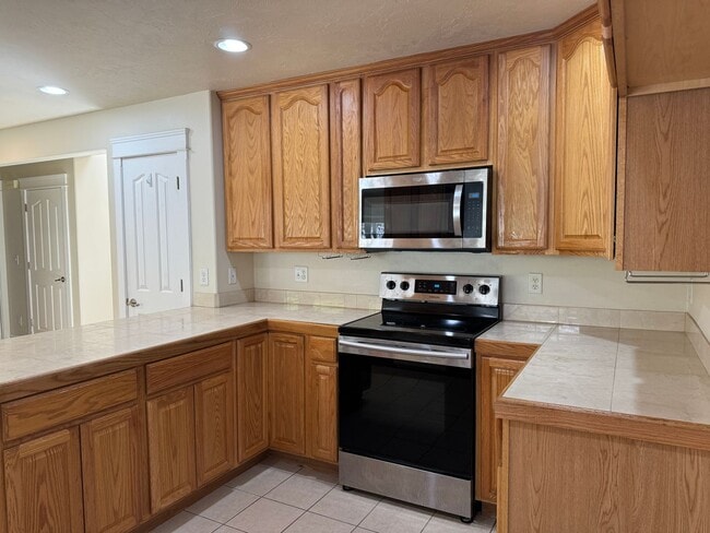 Building Photo - Beautiful large house in the South Hills!  $1,000 OFF YOUR FIRST MONTH'S RENT!