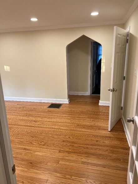 Building Photo - 80 Figlar Ave