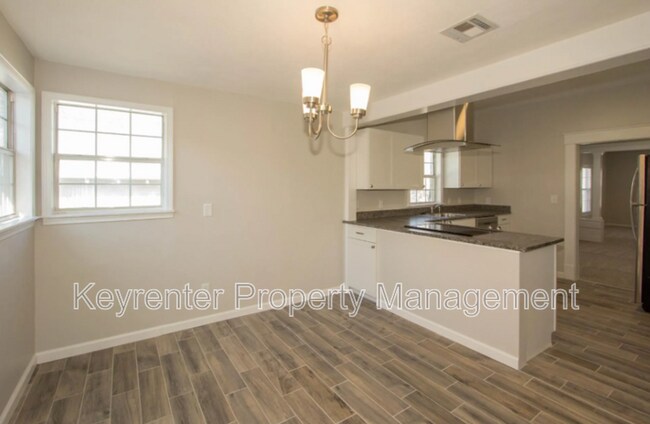 Building Photo - 323 E Will Rogers Blvd