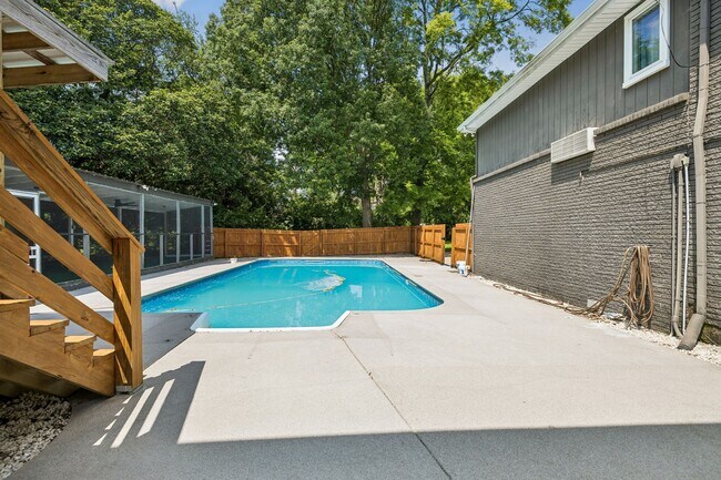 Building Photo - 326 Draper Cir