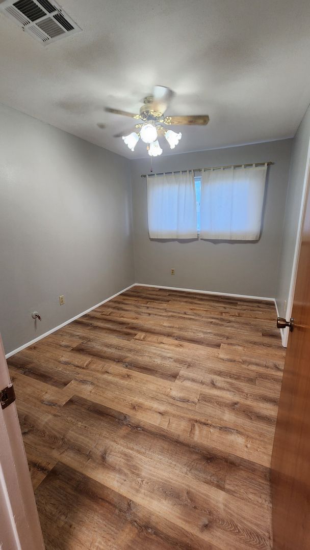 Building Photo - Refurbished - 3 bdrm 1 bath