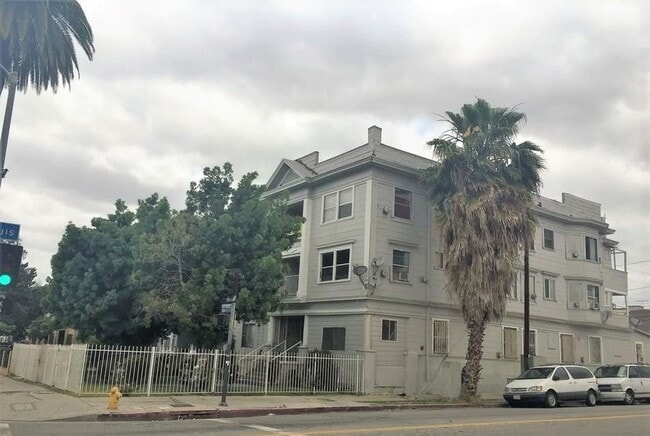 Building Photo - 2033 E 4th St