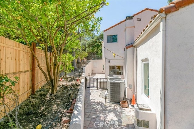 Building Photo - 2644 E Chevy Chase Dr