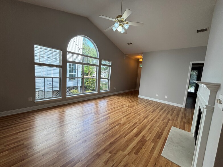 Building Photo - 1715 Crystal Lake Dr