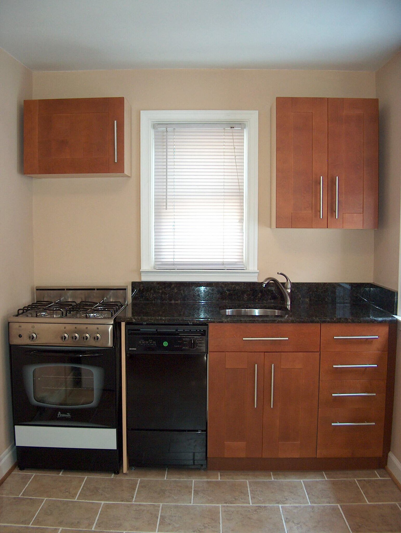 Building Photo - 515 S Madeira St