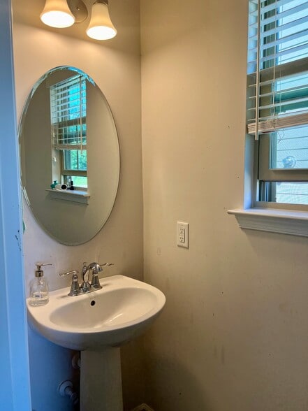 Powder room (1st floor) - 4014 Audubon Park Dr