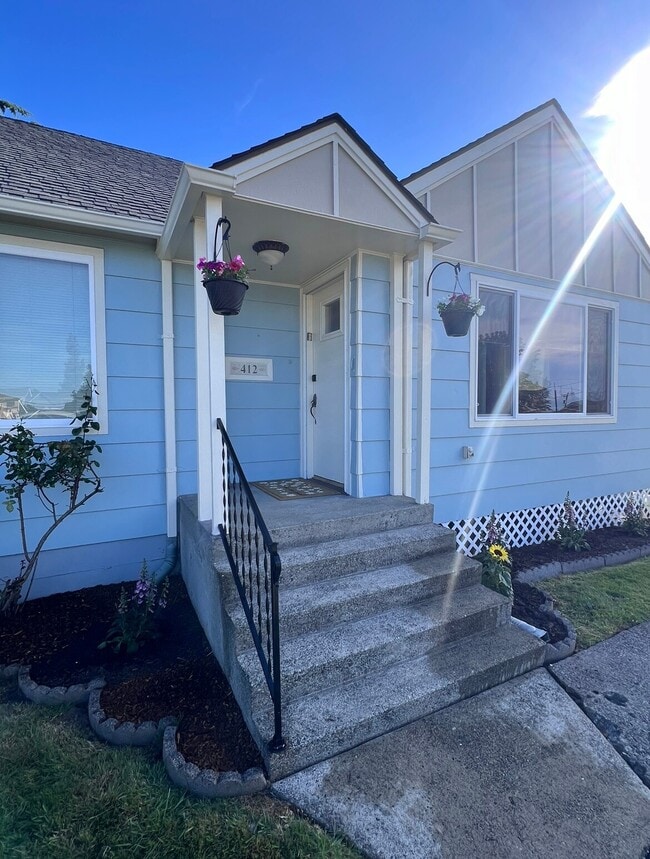 Building Photo - 2 Bed, 1 Bath Newly Renovated Rental