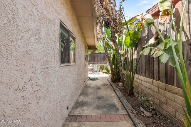 Building Photo - 865 W Hillcrest Dr
