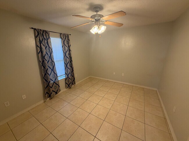 Building Photo - Updated Duplex In the heart of Niceville!