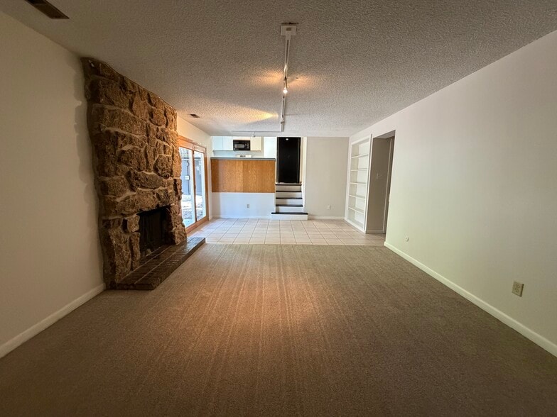 Building Photo - 1140 Cenotaph Cir