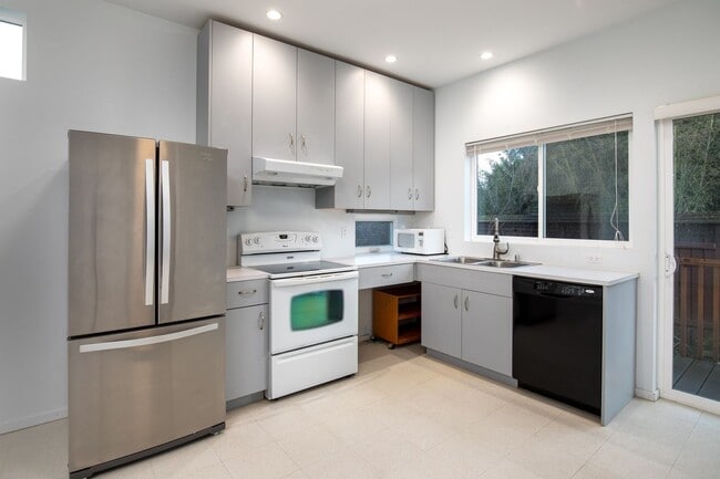 Building Photo - 2 bedroom 1.5.bathroom 1 off street parking