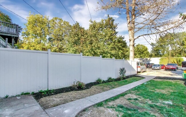 Building Photo - Bright 5 Bedroom, 1.5 Bath Home!