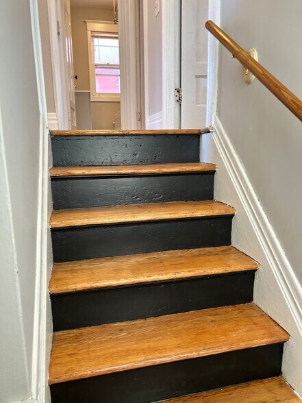 Building Photo - 16 Goebel Place