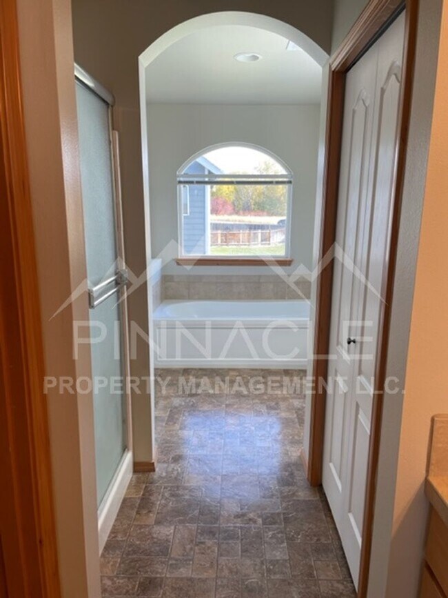 Building Photo - 1808 Clearview Dr
