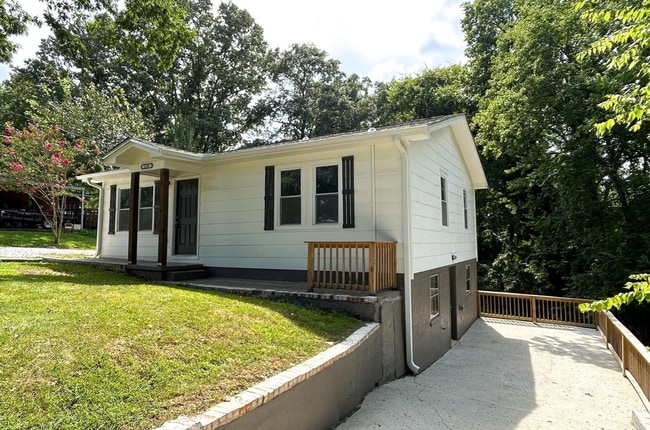 Building Photo - Modern 2BR/1.5BA Property with Renovated Interior and Unique Bonus Spaces