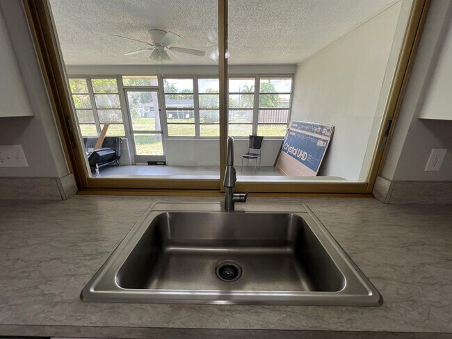 Building Photo - 1920 W Lakeview Blvd