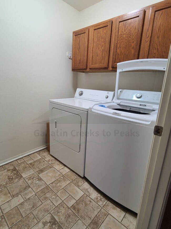 Building Photo - 1098 Longbow Ln