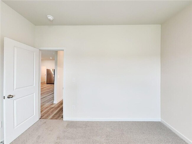 Building Photo - 905 Hesston Dr