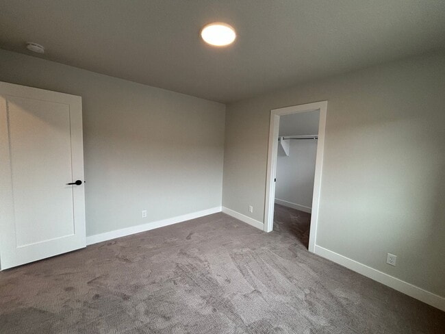 Building Photo - BRAND NEW END TOWNHOME FOR RENT!
