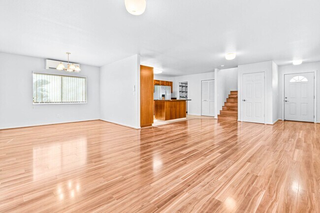 Building Photo - Spacious 3 Bedroom, 2.5 Bath Single Family...