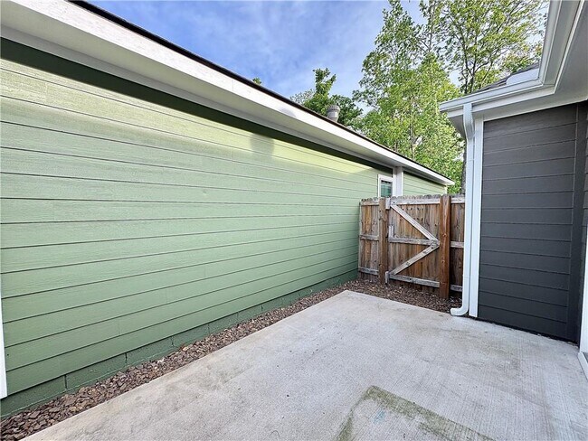 Building Photo - 708 NE Hts Ln