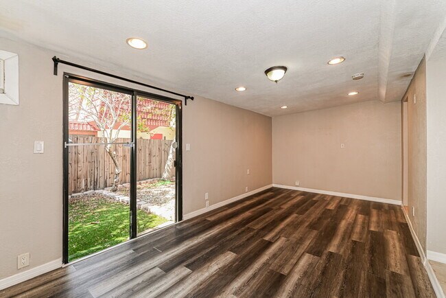 Building Photo - 10907 Meadow Lark Cove Dr