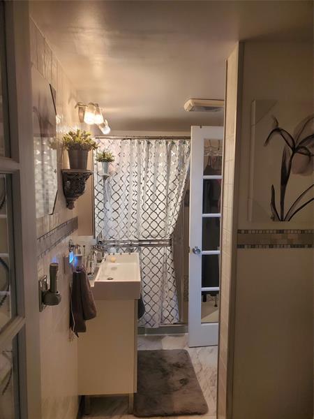 Building Photo - 4058 Ainslie Dr