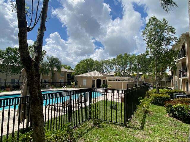 Building Photo - 1700 Crestwood Ct S