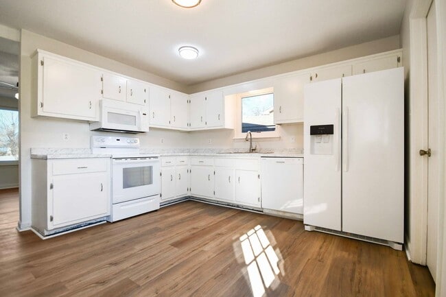 Building Photo - Pet Friendly Three Bedroom!