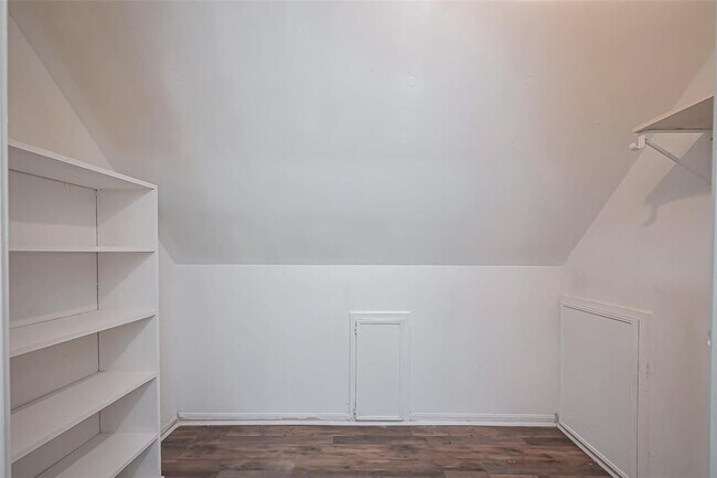Building Photo - 811 Loire Ln